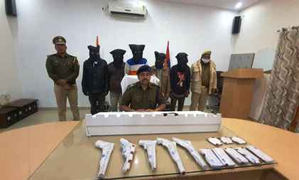 Lakhimpur Kheri News: मीरा रोड स्थित अपना ढाबा के पास से 5 शातिर आरोपियों को पकड़ा Lakhimpur Kheri News: मीरा रोड स्थित अपना ढाबा के पास से 5 शातिर आरोपियों को पकड़ा