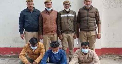 Mirzapur News: नकली शराब फैक्ट्री पर पुलिस ने मारा छापा,तीन  गिरफ्तार