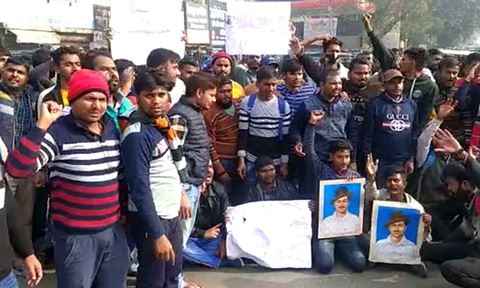 Prayagraj News: बेरोजगारी के खिलाफ प्रयागराज की सड़कों और रेलवे ट्रैक पर प्रतियोगी छात्रों का प्रदर्शन Prayagraj News: बेरोजगारी के खिलाफ प्रयागराज की सड़कों और रेलवे ट्रैक पर प्रतियोगी छात्रों का प्रदर्शन