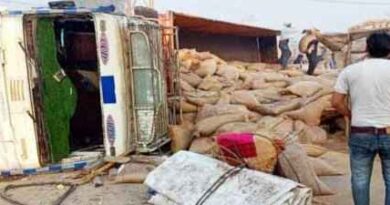 Muzaffarnagar News: गेहूं से भरा ट्रक पलटा, बड़ा हादसा टला