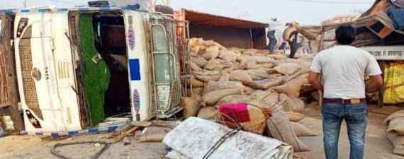 Muzaffarnagar News: गेहूं से भरा ट्रक पलटा, बड़ा हादसा टला Muzaffarnagar News: गेहूं से भरा ट्रक पलटा, बड़ा हादसा टला