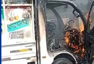 Muzaffarnagar News: संधावली फ्लाईओवर पर छोटे हाथी (Tata Magic) में लगी भीषण आग