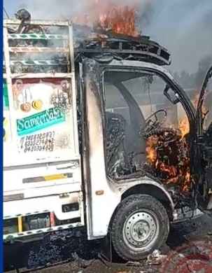 Muzaffarnagar News: संधावली फ्लाईओवर पर छोटे हाथी (Tata Magic) में लगी भीषण आग Muzaffarnagar News: संधावली फ्लाईओवर पर छोटे हाथी (Tata Magic) में लगी भीषण आग