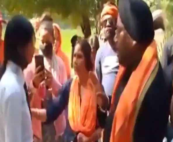 Agra News: पार्क में बैठे जोड़ों से बजरंग दल के कार्यकर्ताओं ने की बदसलूकी, हुआ केस दर्ज Agra News: पार्क में बैठे जोड़ों से बजरंग दल के कार्यकर्ताओं ने की बदसलूकी, हुआ केस दर्ज