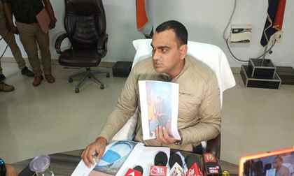 Azamgarh News: अवैध शराब फैक्ट्री का पुलिस ने किया भंडाफोड़, दिग्गज सपा नेता का नाम आया सामने