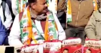 Gonda News: चुनाव प्रचार में एक दूसरे को नीचा दिखाने में कोई भी कम नहीं, त्रिलोकीनाथ तिवारी ने विरोधियों को भेजा मिर्ची पाउडर