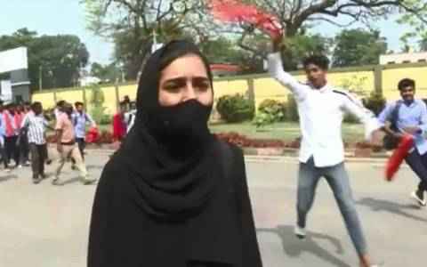Karnataka Hijab Controversy पर इस्लामाबाद में भारतीय राजनयिक को समन, भारत ने फिर लताड़ा Imran Khan को Karnataka Hijab Controversy पर इस्लामाबाद में भारतीय राजनयिक को समन, भारत ने फिर लताड़ा Imran Khan को