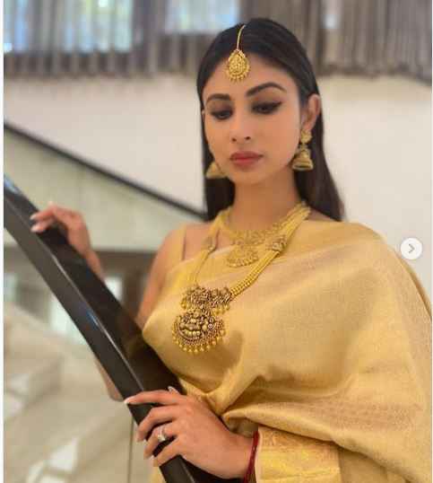गोल्डन साड़ी और सोने जवाहरातों से सजी Mouni Roy ने कजरारी आंखों से दिखाई ऐसी अदाएं गोल्डन साड़ी और सोने जवाहरातों से सजी Mouni Roy ने कजरारी आंखों से दिखाई ऐसी अदाएं