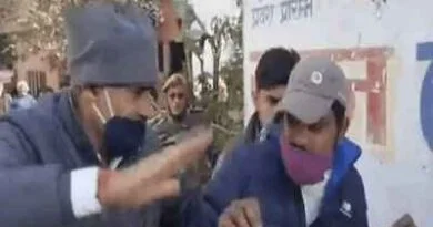 Budhana: शाहपुर के पोलिंग बूथ पर फर्जी मतदान करने का आरोप लगाते हुए भाजपा प्रत्याशी ने खोया आपा 7 Budhana News__