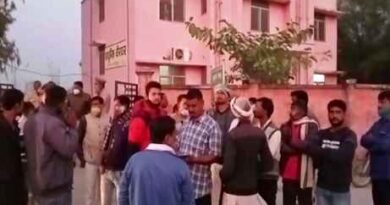 Fatehpur News: एक्सरे से पहले शव की सील खुली मिलने पर परिजनों किया हंगामा