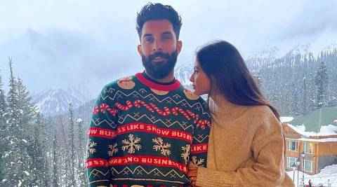 #Watch: बर्फीली वादियों में प्यार की चादर ओढ़े खड़ी Mouni Roy