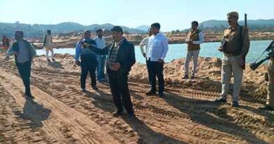 Sonbhadra News: ई-टेंडरिंग की खनन साइटों पर प्रशासन की छापेमारी, बालू खनन पर रोक