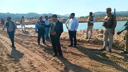 Sonbhadra News: ई-टेंडरिंग की खनन साइटों पर प्रशासन की छापेमारी, बालू खनन पर रोक Sonbhadra News: ई-टेंडरिंग की खनन साइटों पर प्रशासन की छापेमारी, बालू खनन पर रोक