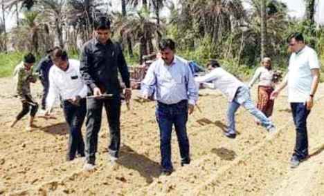 Muzaffarnagar News: ट्रेंच विधि से गन्ना बुआई के लिए प्रेरित किया Muzaffarnagar News: ट्रेंच विधि से गन्ना बुआई के लिए प्रेरित किया