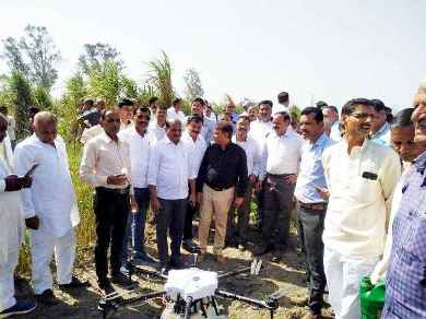 Muzaffarnagar News: Drone के माध्यम से गन्ना पर कीटनाशक के स्प्रे का प्रदर्शन