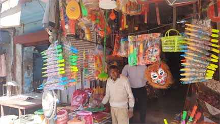 Muzaffarnagar:  होली पर्व पर सज गयी दुकाने, बाजारों में भीड बढ़नी शुरू