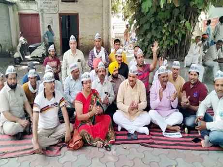 Muzaffarnagar News: आप कार्यकर्ताओं ने धरना देकर जताया विरोध Muzaffarnagar News: आप कार्यकर्ताओं ने धरना देकर जताया विरोध