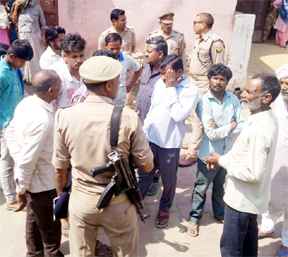 Muzaffarnagar News: सड़क हादसे मे मासूम की मौत, भारी पुलिस फोर्स के साथ मौके पर Co