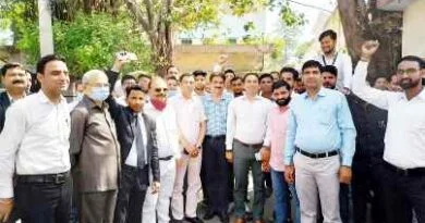 Muzaffarnagar News: साथी अधिवक्ता के खिलाफ दर्ज मुकदमे के मामले मे वकीलों ने किया प्रदर्शन 4 News