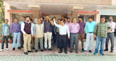 Muzaffarnagar News: आयकर भवन प्रागंण में मांगों को लेकर प्रदर्शन