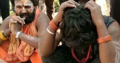 Barabanki News: बाबा के वेश में बच्चा चोरों को मोहल्लेवासियों ने रंगे हाथों पकड़ा