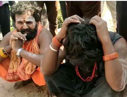 Barabanki News: बाबा के वेश में बच्चा चोरों को मोहल्लेवासियों ने रंगे हाथों पकड़ा