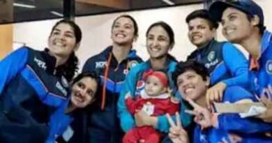 Pakistan के खिलाफ मैच के बाद बिस्माह की बेटी के साथ खेलती दिखी टीम इंडिया