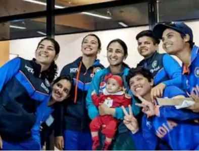 Pakistan के खिलाफ मैच के बाद बिस्माह की बेटी के साथ खेलती दिखी टीम इंडिया