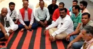 Mahoba News: चोरी का खुलासा न होने पर बीच सड़क धरने पर बैठे ज्वैलर्स