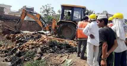 Muzaffarnagar News: जेसीबी से तोडे गए तालाब पर बनें मकान, शाहपुर में मचा हडकंप