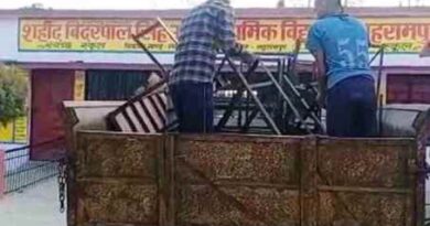 Saharanpur News: प्रधानाध्यापक ने सरकारी विद्यालय का फर्नीचर प्राइवेट स्कूल को बेचा, ग्रामीणों ने मौके पर पकड़ा