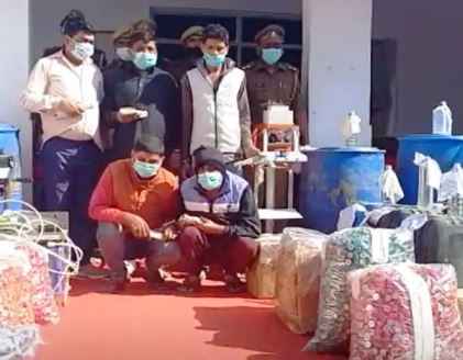 Saharanpur News: अवैध शराब फैक्ट्री का भंडाफोड़, 5 तस्कर गिरफ्तार