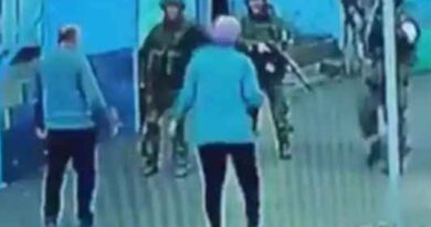 Russia Ukraine Conflict: सैनिकों से निहत्थे भिड़ गए यूक्रेन के बुजुर्ग दंपत्ति Watch