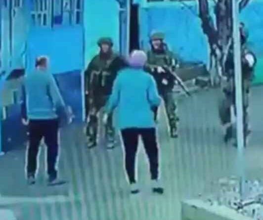 Russia Ukraine Conflict: सैनिकों से निहत्थे भिड़ गए यूक्रेन के बुजुर्ग दंपत्ति Watch Russia Ukraine Conflict: सैनिकों से निहत्थे भिड़ गए यूक्रेन के बुजुर्ग दंपत्ति Watch