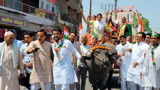 Muzaffarnagar News: गैस सिलेंडर को एक झोटा बुग्गी पर लाद कांग्रेसियों ने किया प्रदर्शन