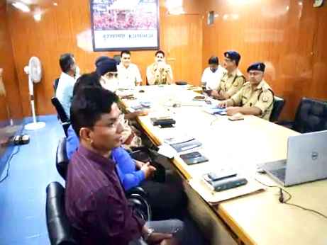 Muzaffarnagar News: डीएम-एसएसपी को मुख्यमंत्री ने वर्चुअल बैठक में त्यौहारों पर सजगता बरतने को कहा Muzaffarnagar News: डीएम-एसएसपी को मुख्यमंत्री ने वर्चुअल बैठक में त्यौहारों पर सजगता बरतने को कहा