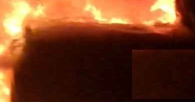 गोदाम के ढांचे को गिराया जा रहा था, तभी China के हेबेई प्रांत में गोदाम में लगी आग 4 Fire