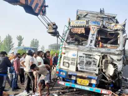 Muzaffarnagar News: लवे लाइन से भरे ट्रक और श्रद्धालुओ से भरी बस की भिड़ंत, चालक-परिचालक हुए घायल