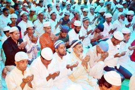 Muzaffarnagar News: अलविदा जुमे की नमाज में की अमन चैन की दुआ Muzaffarnagar News: अलविदा जुमे की नमाज में की अमन चैन की दुआ