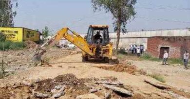 Muzaffarnagar: भारी फोर्स के साथ अवेध कालोनियों पर चला बुल्डोजर