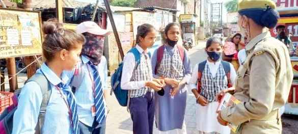 Muzaffarnagar News: महिलाओं व छात्राओं को एंटी रोमियो स्क्वायड ने किया जागरूक Muzaffarnagar News: महिलाओं व छात्राओं को एंटी रोमियो स्क्वायड ने किया जागरूक