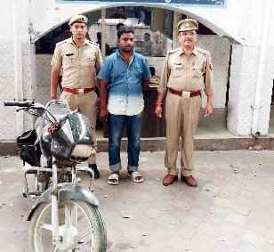Muzaffarnagar News: पुलिस मुठभेड के दौरान  बाइक सहित किया गिरफ्तार