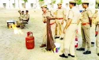Muzaffarnagar News: पुलिस कर्मियों सहित ट्रेनिग को आये जवानो को भी आग बुझाने की दी गई ट्रेनिग