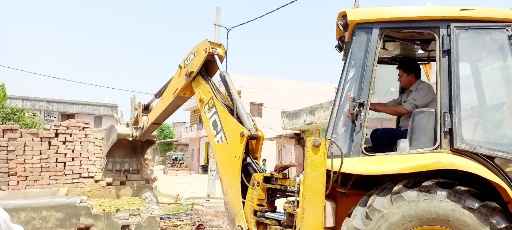 Muzaffarnagar News: प्रशासन का चला बुलड़ोजर,ग्राम समाज की जमीन को कब्जामुक्त कराया