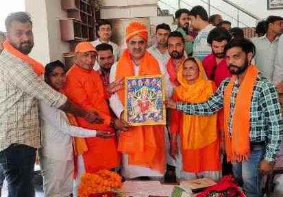 Muzaffarnagar News: मंत्री डॉ0 संजीव बालियान  को हिंदू महासभा टीम ने सम्मानित किया