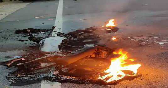 Muzaffarnagar: आर्मी के टैंकर से टकराकर 2 बाईक सवारों की दर्दनाक मौत, धूं-धूंकर जली बाइक