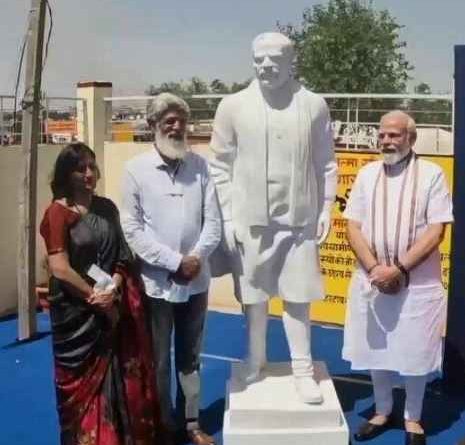 Pm Narendra Modi अपनी मूर्ति बनाने वाले कलाकार से मिलने पहुंचे पल्ली गांव में