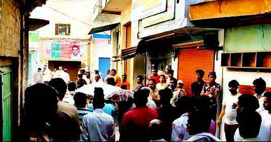 Shamli News: झिंझाना के मौहल्ला ताडतला में पूर्व सभासद के बेटे की घर के बाहर ही गोलियों से भूनकर हत्या Shamli News: झिंझाना के मौहल्ला ताडतला में पूर्व सभासद के बेटे की घर के बाहर ही गोलियों से भूनकर हत्या