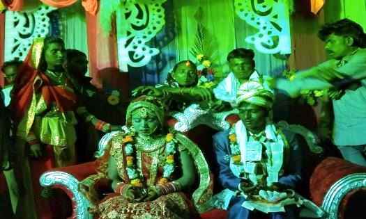 Sonbhadra News: सामाजिक रीति-रिवाजों से एक ही कुनबे की तरफ से आयोजित सामूहिक विवाह