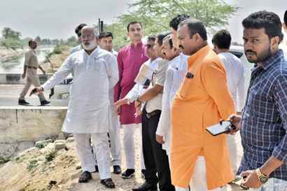 Jhansi News: अधिकारियों पर खफा हो उठे कैबिनेट मंत्री स्वतंत्र देव सिंह, पूरा का पूरा पैसा डकार जाना बुरी बात